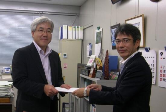 画像:吉野資源エネルギー庁エネルギー政策統括調整官に要望書を手交する村手群馬県副知事(エネルギー政策特別委員会委員長県)
